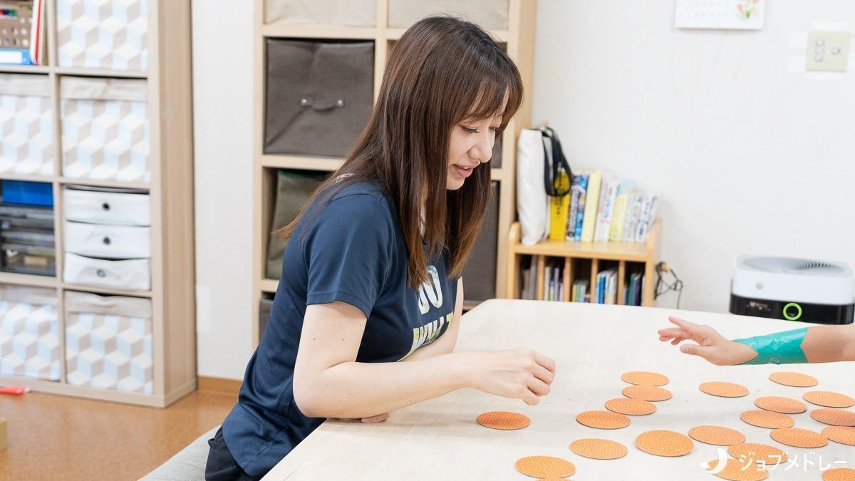 菅原支店でのカードを使った支援の様子
